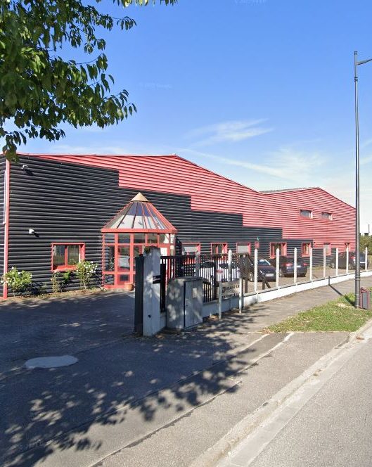 Le bâtiment Dirland Telecom à Saint-Dizier, aux couleurs de la marque